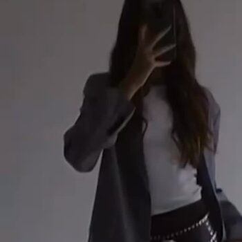 ידענו שזה יהיה אחד הדגמים הכי אהובים העונה🤍
כפכף מיול, עקב והנוחות מוש, עם ג׳ינס רחב וארוך לגמרי נראה שאת נועלת מגף, זמש קפוצ׳ינו או שוקולד, שחור חלק, או עם ניטים ולמבינות עם גימור פרווה שחורה.
HOUTON, אם הוא לא אצלך, הוא אצל מישהי אחרת. נקודה(;