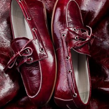 לא, VALENCIA לא מגיעה בשחור.
וגם לא בחום.
את זה כבר יש בכל מקום.אז בחרנו לך מוקסין אדום בורגנדי,
כדי שתרגישי שכל יום את יוצאת לשבוע האופנה 💛