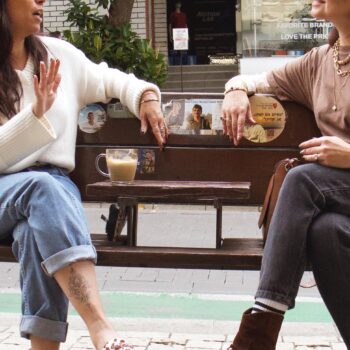 ⁨	⁨	It’s not about the shoes.
בקטע כמעט מיסטי גם מול החנות החדשה יש ספסל.
והשיחות שם, הן אמיתיות.
לארוסיות שהופכות לחברות, סיפורים אישיים, ואפילו בדיחות פנימיות.
ברוב המקרים אתן לא קונות כי אתן ״צריכות״ זוג חדש,
אתן קונות כי יש כאן משהו מעבר.אתן חוגגות איתי יום הולדת, עבודה חדשה, דייט ראשון או פרידה, אני זוכרת שיחה על ראיון עבודה מוצלח יותר מהדגם הכי נמכר שלנו (;
אתן חוגגות את עצמכן, ואני חוגגת אתכן.ואתן חוזרות,
לא רק בגלל הנוחות או הסטייל,
אלא כי לארוס הפכה לבית,
בית שאפשר להיכנס אליו בדיוק כמו שאתן,
רק אתן, ואני, הנעליים הן הבונוס💛‪‪@leanna_jewelry1‬‬
תפסה את הרגע וצילמ‪@maybennun‬un‬un⁩⁩