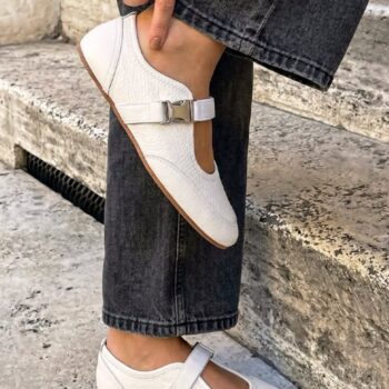 סניקרס שהן בעצם נעלי בובה?
כן, כן וכן!
התאהבתן בנוחות ובסטייל, אבל זה לא נגמר כאן.
LEXIE
נעלי בובה מעור, קלות וגמישות,
עם הסוליה שאתן כבר מכירות מהסניקרס.
בשינקין 35 ובאתר.