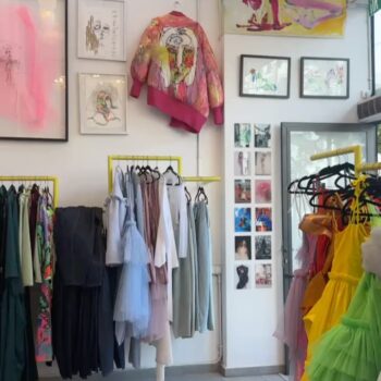 ⁨	⁨	⁨	⁨	⁨	היא הגיעה וצולמה שבוע לפני שהשגרה שלנו השתנתה ואני חיכיתי עם זה.
אבל בזמן הזה בשינקין ובאתר אתן כבר מדדתן, בחרתן והתאהבתן בדגמים שלה🫶🏻היא בדיוק מה שאתן אוהבות, בדיוק מה שאתן מחפשות, כל דגם עם הטוויסט השובב שהופך אותן לזוג שלא תראי על כל אחת 🧚🏻‍♀️אני רציתי לצלם אותה אחרת🙃 נכנסתי לסטודיו של שחר אבנט ‪‪‪‪‪@shahar.avnet‬‬‬‬‬ וידעתי שזה בדיוק מה שאני רוצה😍 סטייל אומנותי, קצת ניו יורק, קצת Carrie Bradshaw, פניתי לשחר עם רעיון לקחת את האופנה שהיא יוצרת ולשנות את הסוף הצפוי שלה.
בלי עקבים.כן! הגיע הזמן להעלות את קולקציית המעבר לאביב שלנו, עכשיו היא גם כאן, תהני!
No heel, High impact.תודה על הצילומים המיו‪@moshkovich.marina‬rina‬rina‬rina
ולהדר המהממת  בת‪@hadarshalev‬shalev‬shalev⁩⁩