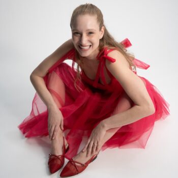 זה בדיוק הלוק שהיית מצפה לראות עם עקבים,
אז זהו, שלא.
קולקציית האביב שלנו כולה שטוחה, מתאימה לג׳ינס, לשמלות, לערב ולמשרד, ככה זה כשאין חוקים, את בוחרת איך לנעול אותן😍
והן ממש עכשיו בשינקין ובאתר
Dress by: @shahar.avnet